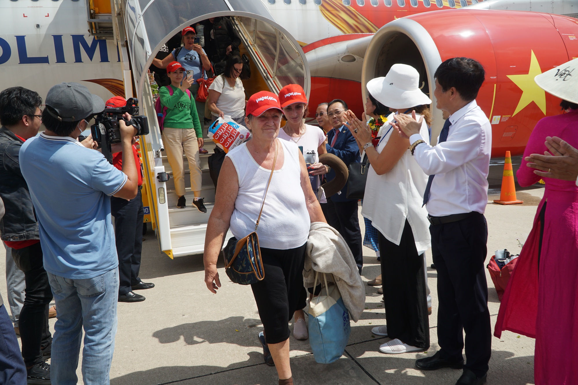 Đón chuyến bay thẳng từ Kazakhstan đến Nha Trang - Khánh Hòa - Ảnh 3.