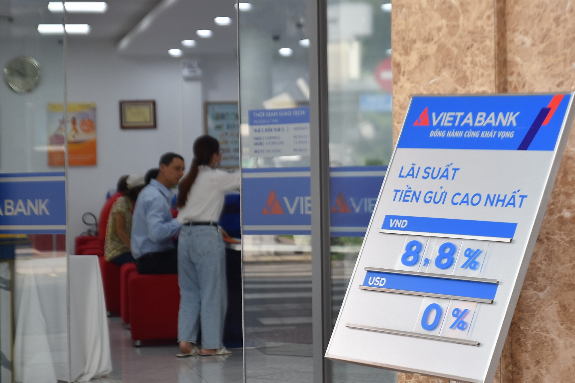 Có ngân hàng tăng lãi suất tiền gửi lên 9,3%/năm