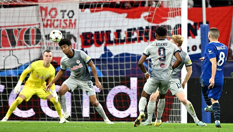 B&ugrave;ng nổ tr&ecirc;n đất &Aacute;o, Chelsea đoạt ng&ocirc;i đầu Champions League - Ảnh 2.