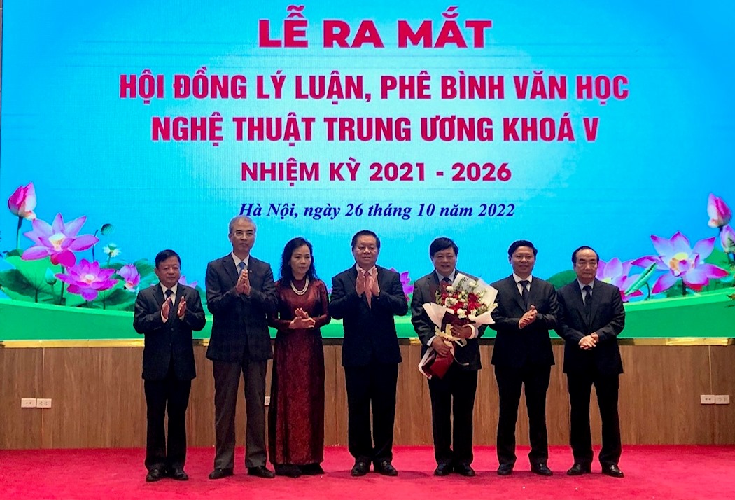 Ph&acirc;n c&ocirc;ng Chủ tịch Hội đồng L&yacute; luận, ph&ecirc; b&igrave;nh, văn học, nghệ thuật trung ương - Ảnh 4.