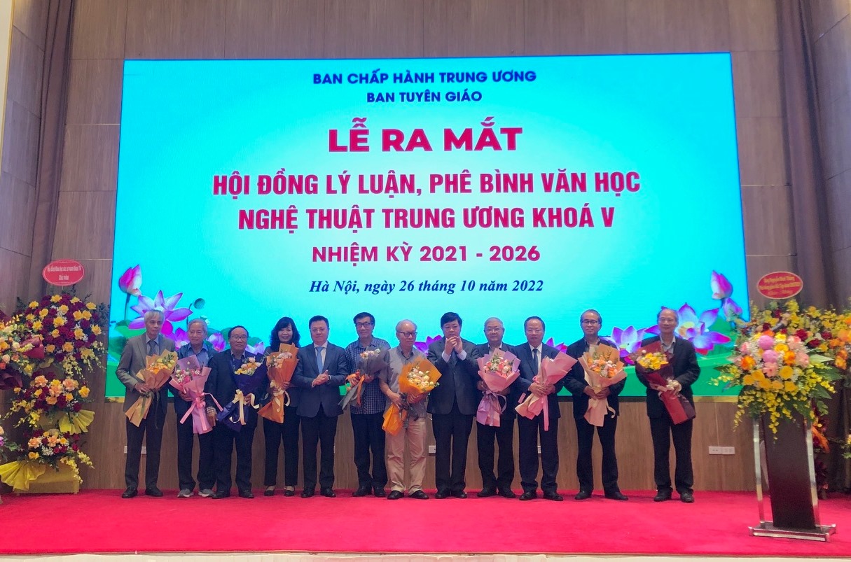 Ph&acirc;n c&ocirc;ng Chủ tịch Hội đồng L&yacute; luận, ph&ecirc; b&igrave;nh, văn học, nghệ thuật trung ương - Ảnh 6.
