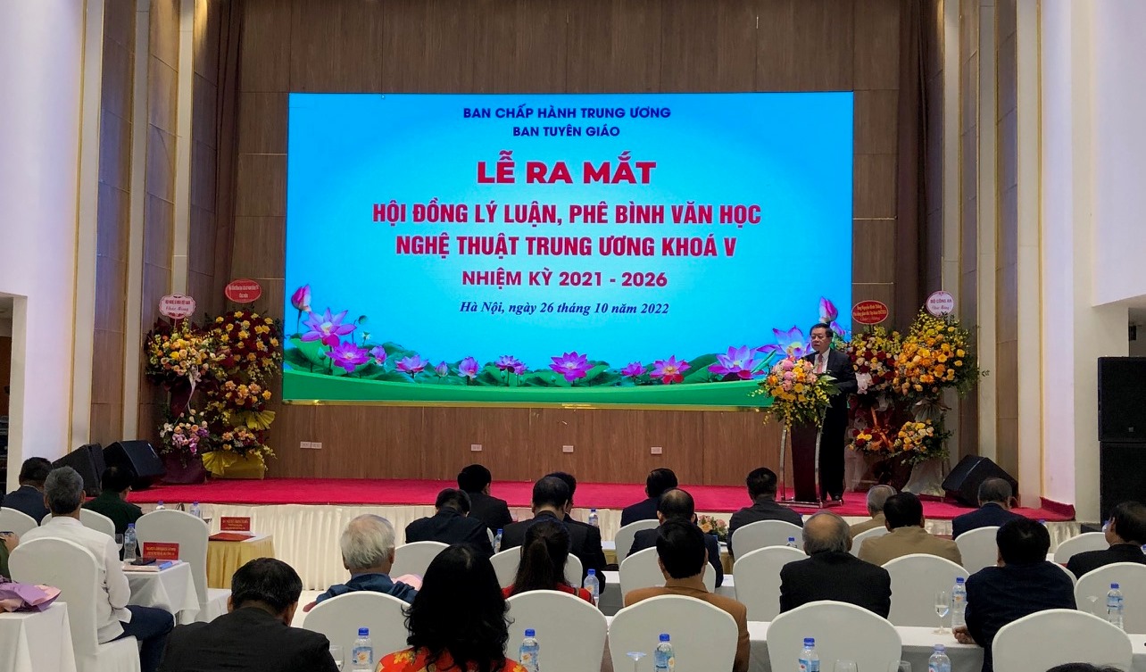 Ph&acirc;n c&ocirc;ng Chủ tịch Hội đồng L&yacute; luận, ph&ecirc; b&igrave;nh, văn học, nghệ thuật trung ương - Ảnh 5.