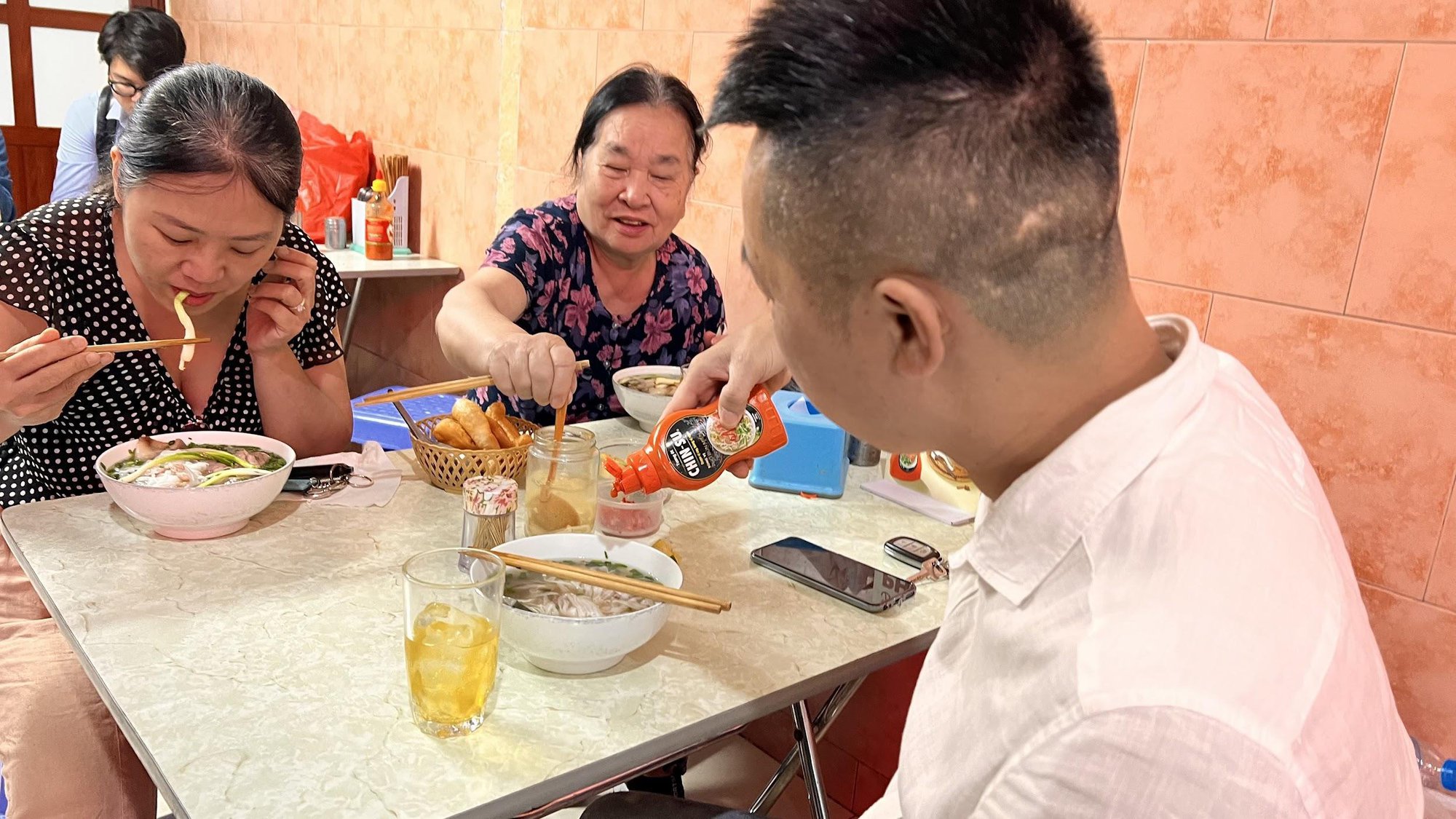 Tương ớt phở Chin-su c&oacute; mặt tại c&aacute;c qu&aacute;n phở nổi tiếng H&agrave; Nội - Ảnh 2.
