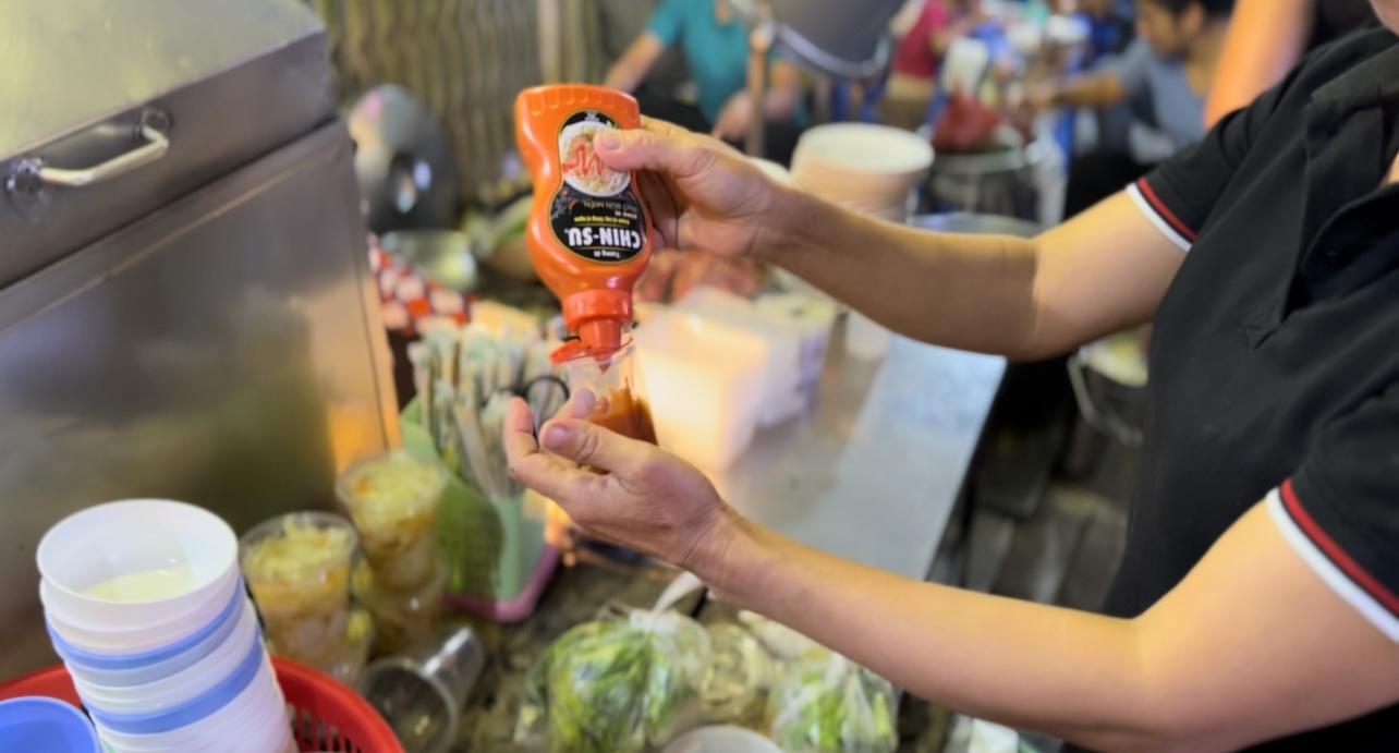 Tương ớt phở Chin-su c&oacute; mặt tại c&aacute;c qu&aacute;n phở nổi tiếng H&agrave; Nội - Ảnh 4.
