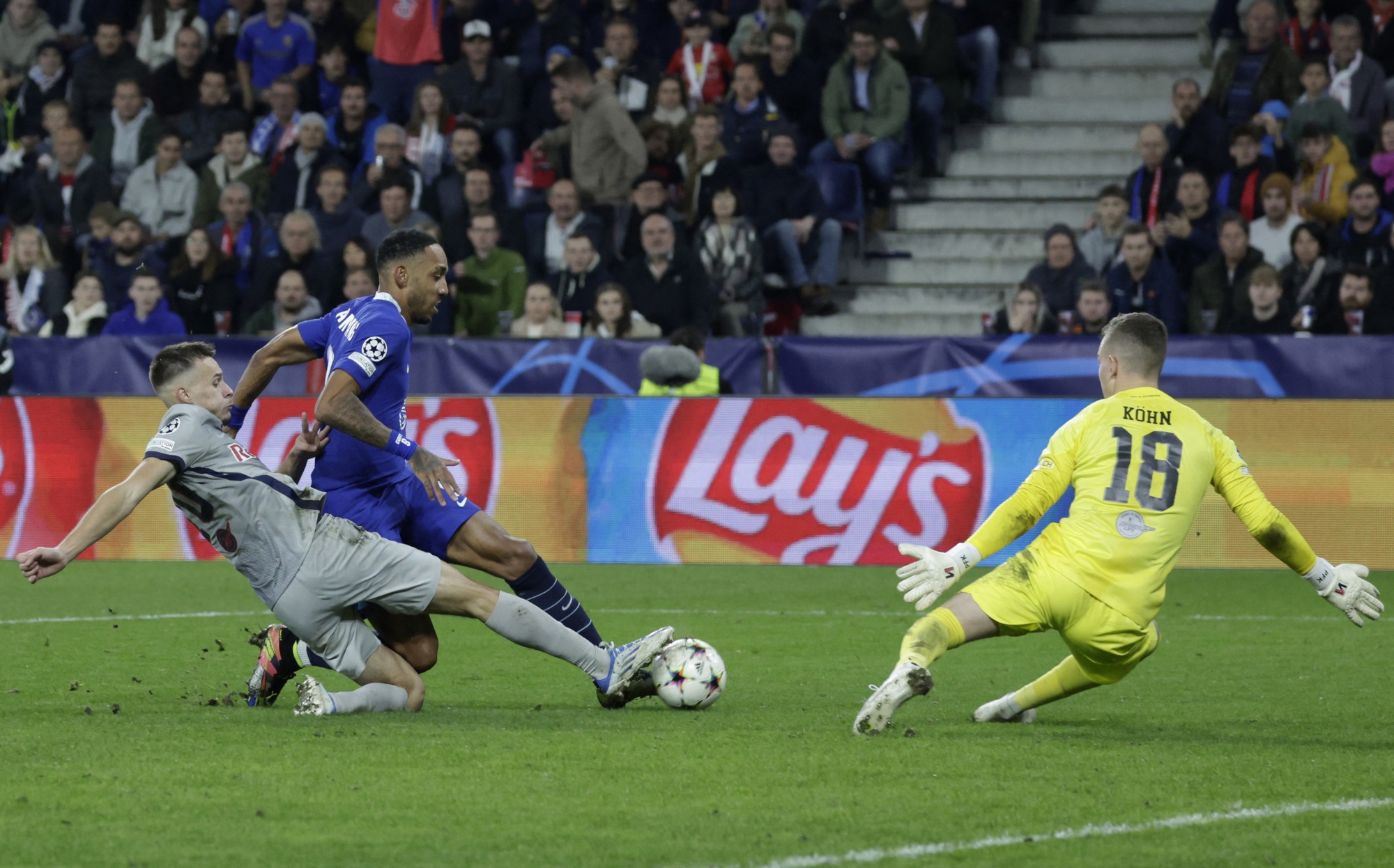 B&ugrave;ng nổ tr&ecirc;n đất &Aacute;o, Chelsea đoạt ng&ocirc;i đầu Champions League - Ảnh 3.