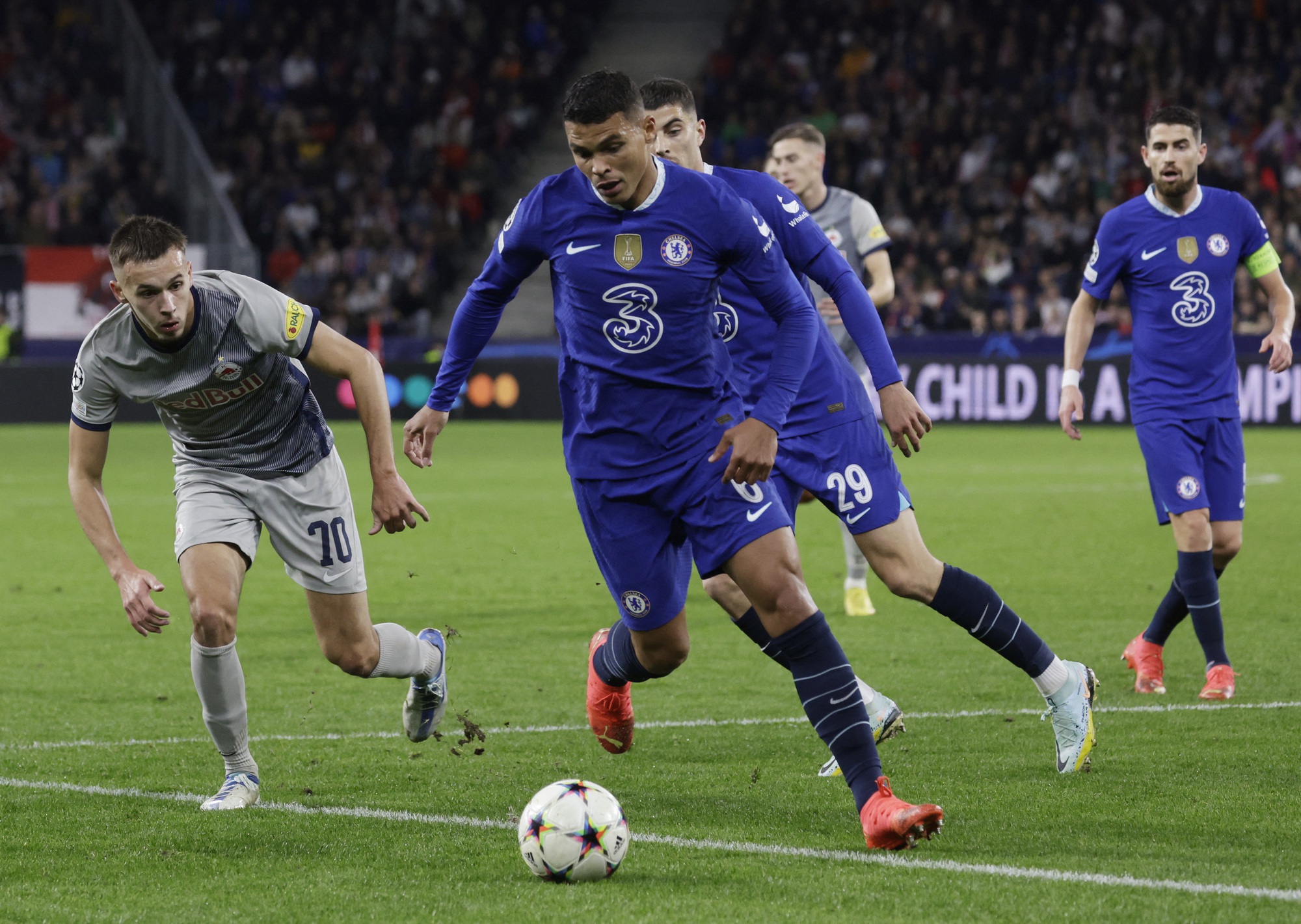 Bùng nổ trên đất Áo, Chelsea đoạt ngôi đầu Champions League