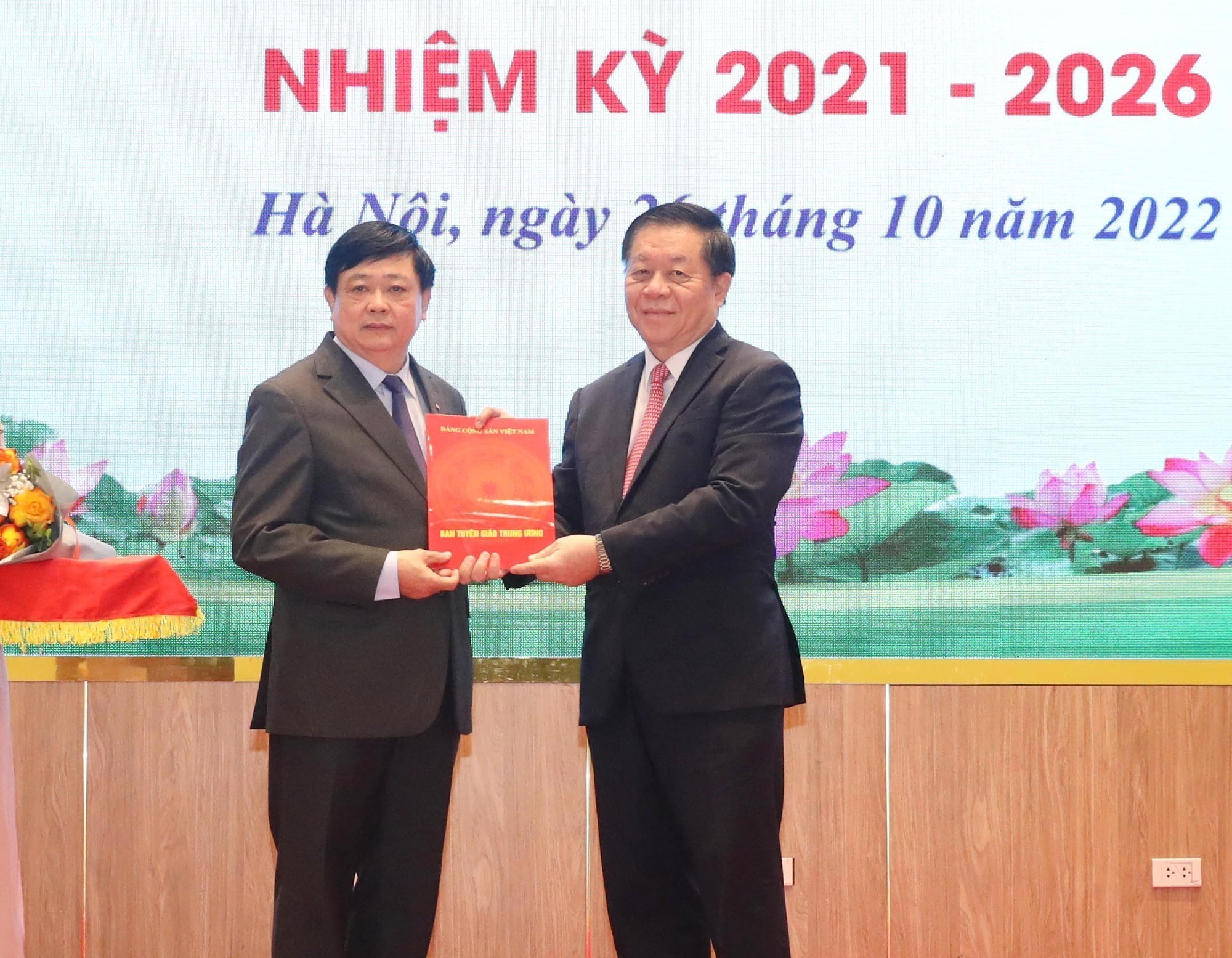 Ph&acirc;n c&ocirc;ng Chủ tịch Hội đồng L&yacute; luận, ph&ecirc; b&igrave;nh, văn học, nghệ thuật trung ương - Ảnh 2.