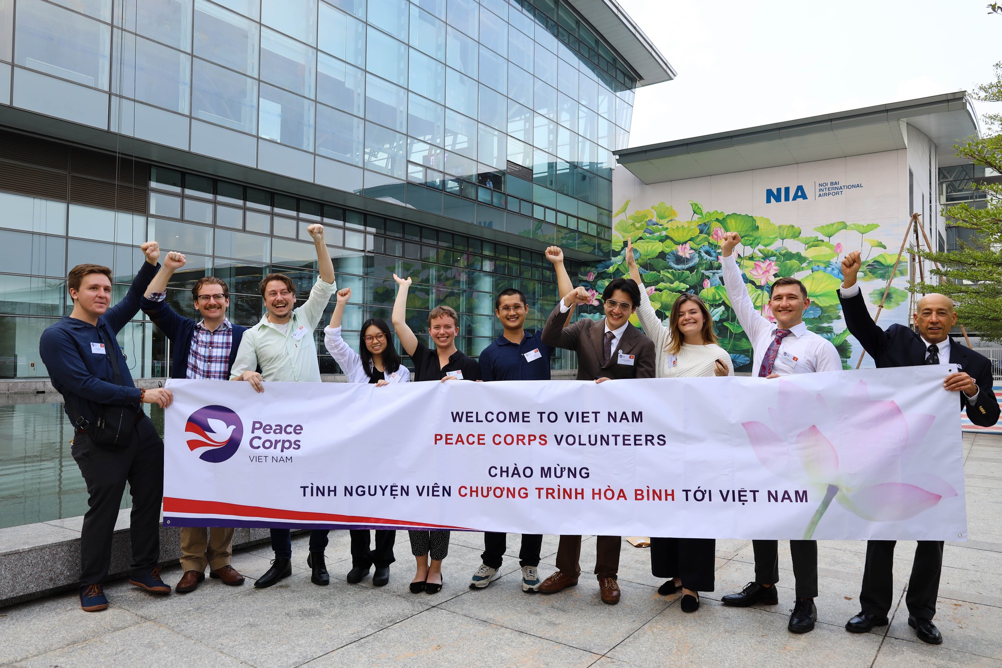 Nhóm tình nguyện viên đầu tiên của Peace Corps tới Việt Nam