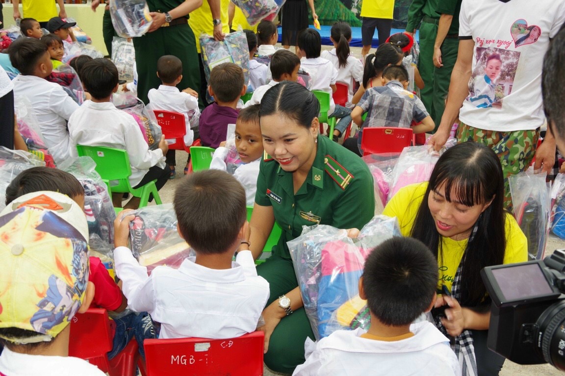 Bông hồng xanh miền biên cương - Ảnh 2.