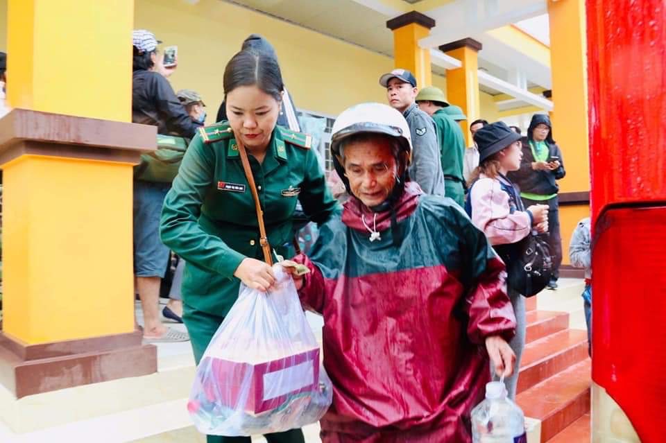Bông hồng xanh miền biên cương - Ảnh 3.