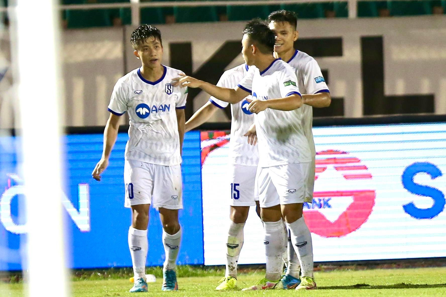 Đừng để người h&acirc;m mộ quay lưng với V-League! - Ảnh 2.