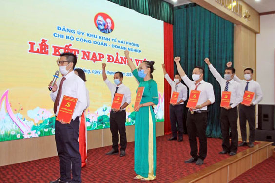 PHÁT TRIỂN ĐẢNG TRONG DOANH NGHIỆP NGOÀI NHÀ NƯỚC (*): Củng cố nền tảng chính trị - xã hội trong công nhân