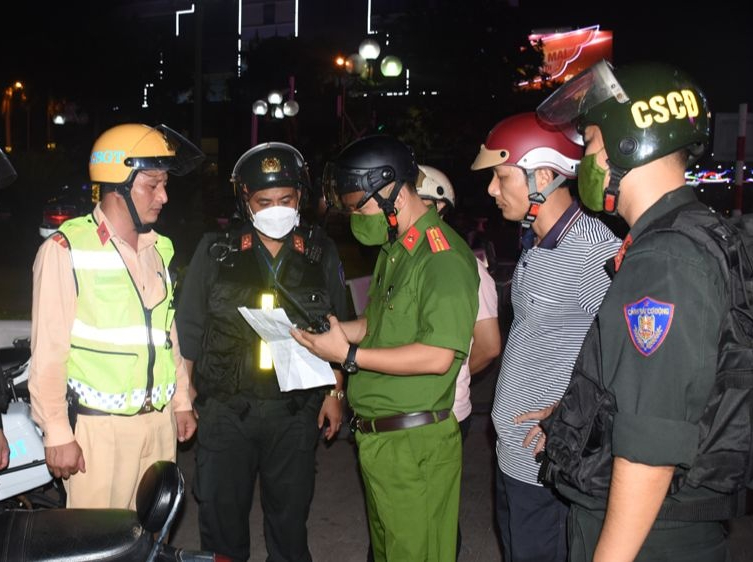 Vi phạm giao thông còn cầm thuốc lá đang hút dí vào mặt công an