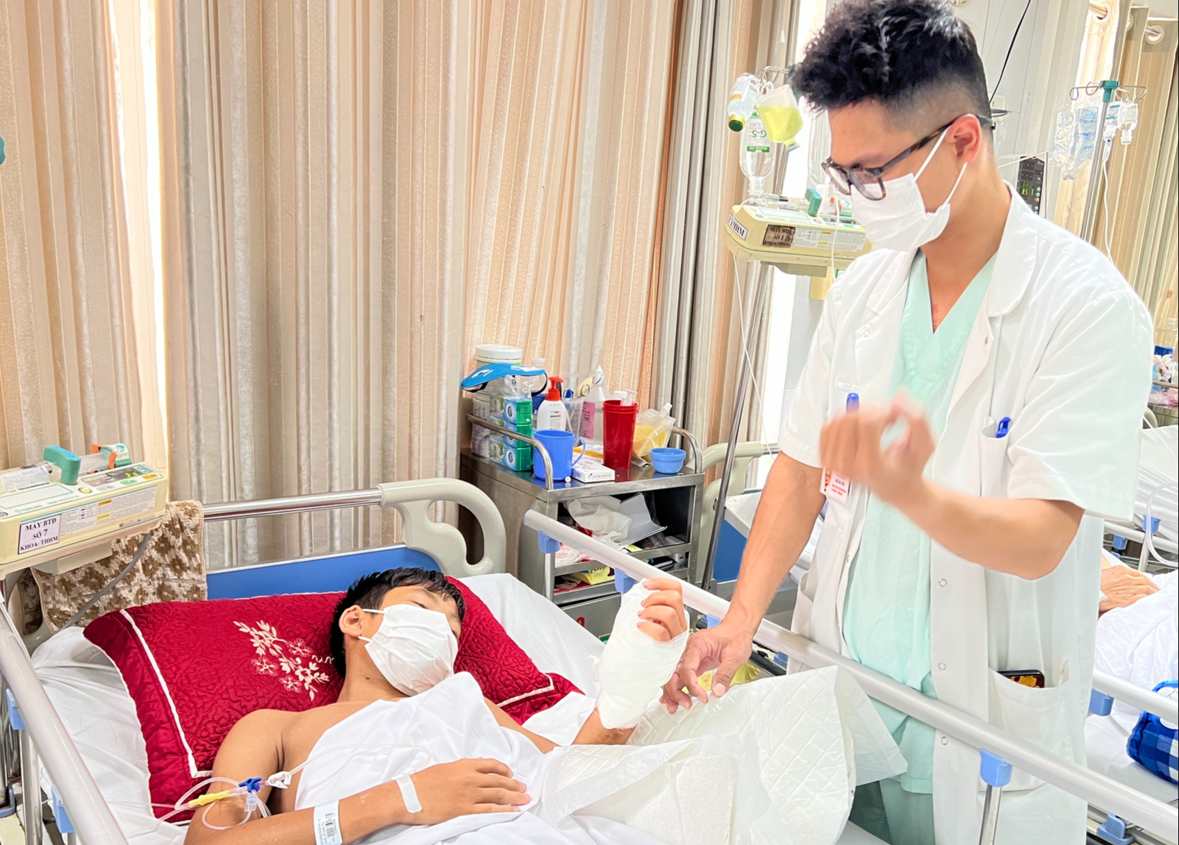 Mày mò làm thước kẻ gỗ, thiếu niên 13 tuổi bị máy cưa cắt đứt bàn tay
