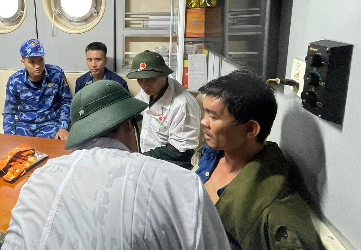 Tàu cá va chạm với tàu vận tải, 3 thuyền viên mất tích