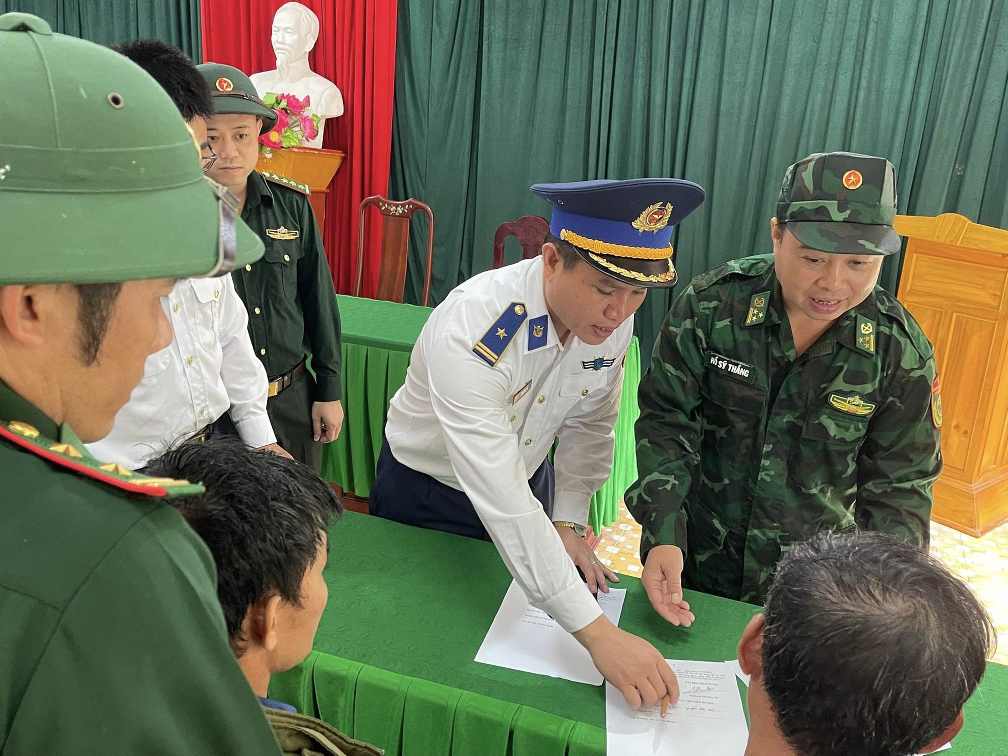 T&agrave;u c&aacute; va chạm với t&agrave;u vận tải, 3 thuyền vi&ecirc;n mất t&iacute;ch - Ảnh 2.