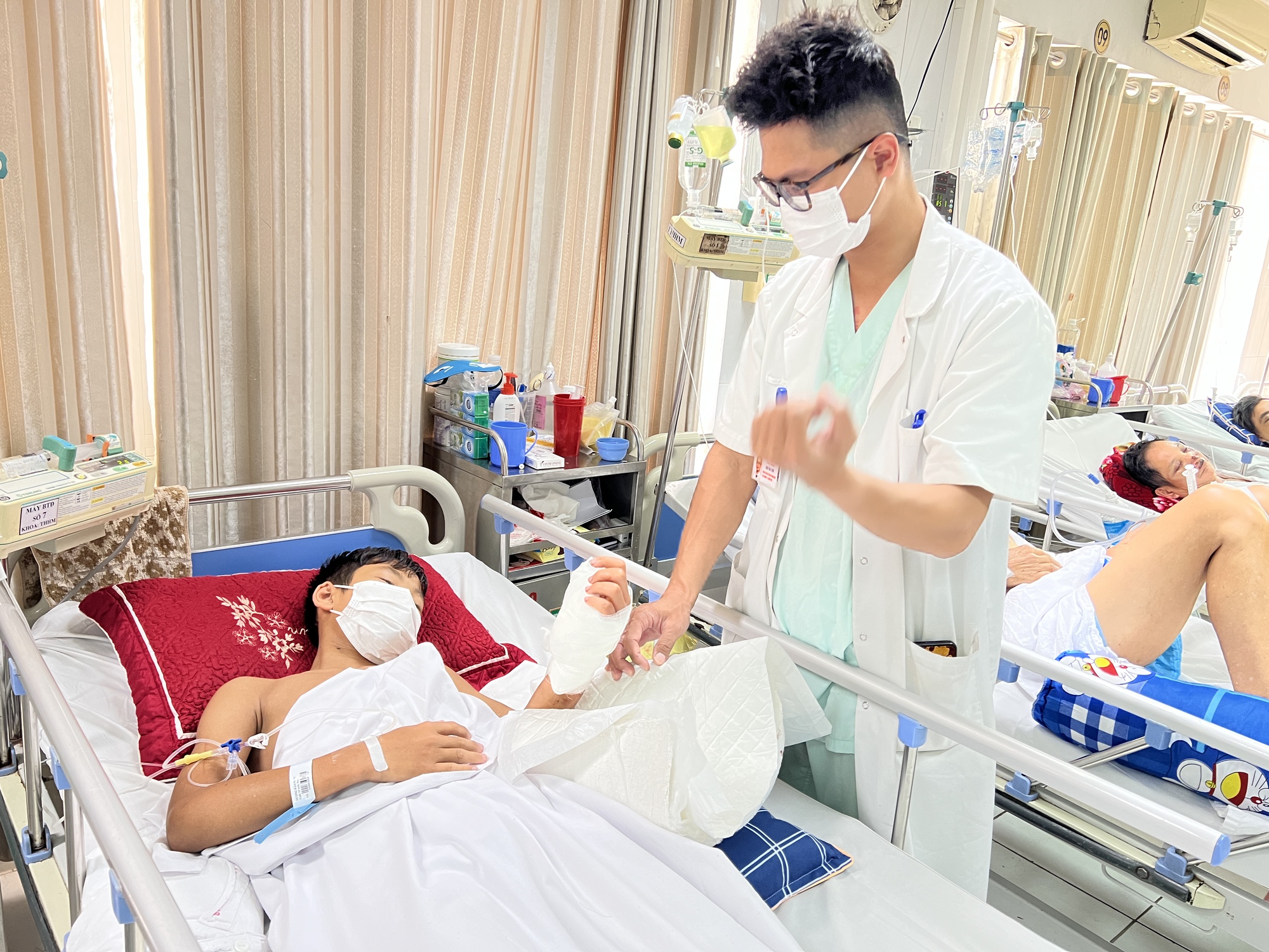 M&agrave;y m&ograve; l&agrave;m thước kẻ gỗ, thiếu ni&ecirc;n 13 tuổi bị m&aacute;y cưa cắt đứt b&agrave;n tay - Ảnh 1.