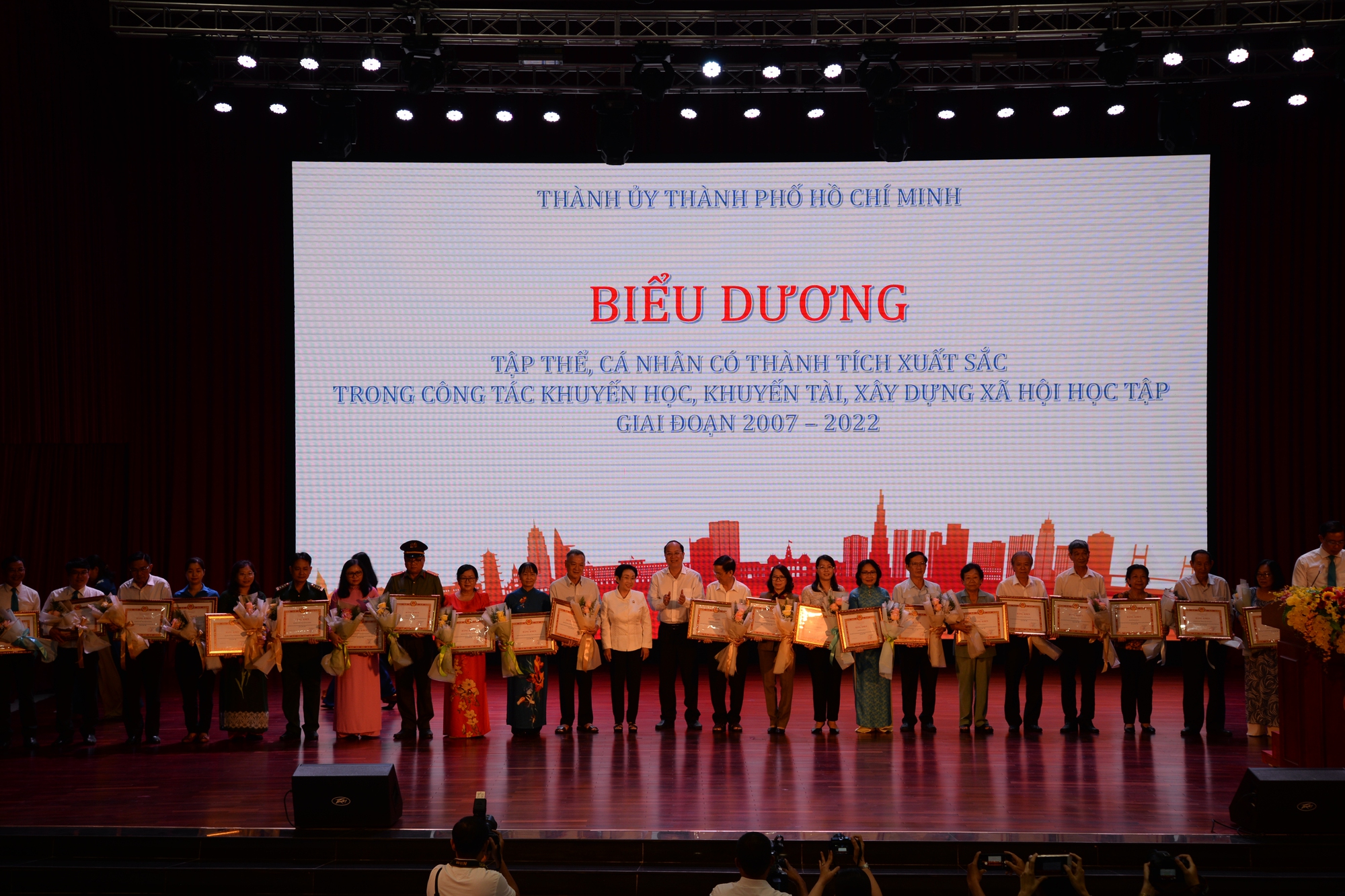Mỗi c&aacute; nh&acirc;n lựa chọn một h&igrave;nh thức học tập ph&ugrave; hợp - Ảnh 1.