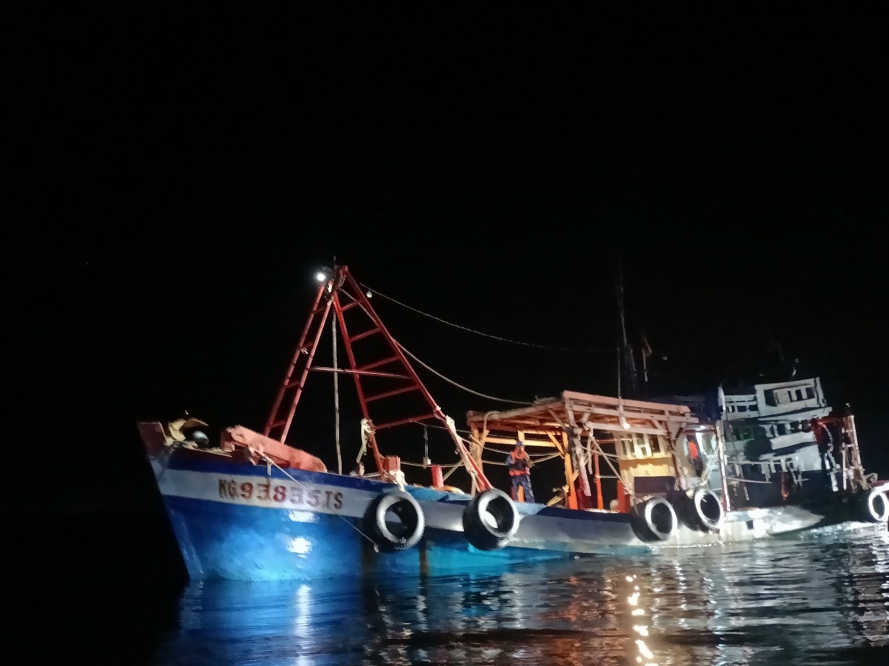 Cảnh sát biển liên tiếp bắt giữ tàu chở dầu không rõ nguồn gốc số lượng lớn - Ảnh 3.