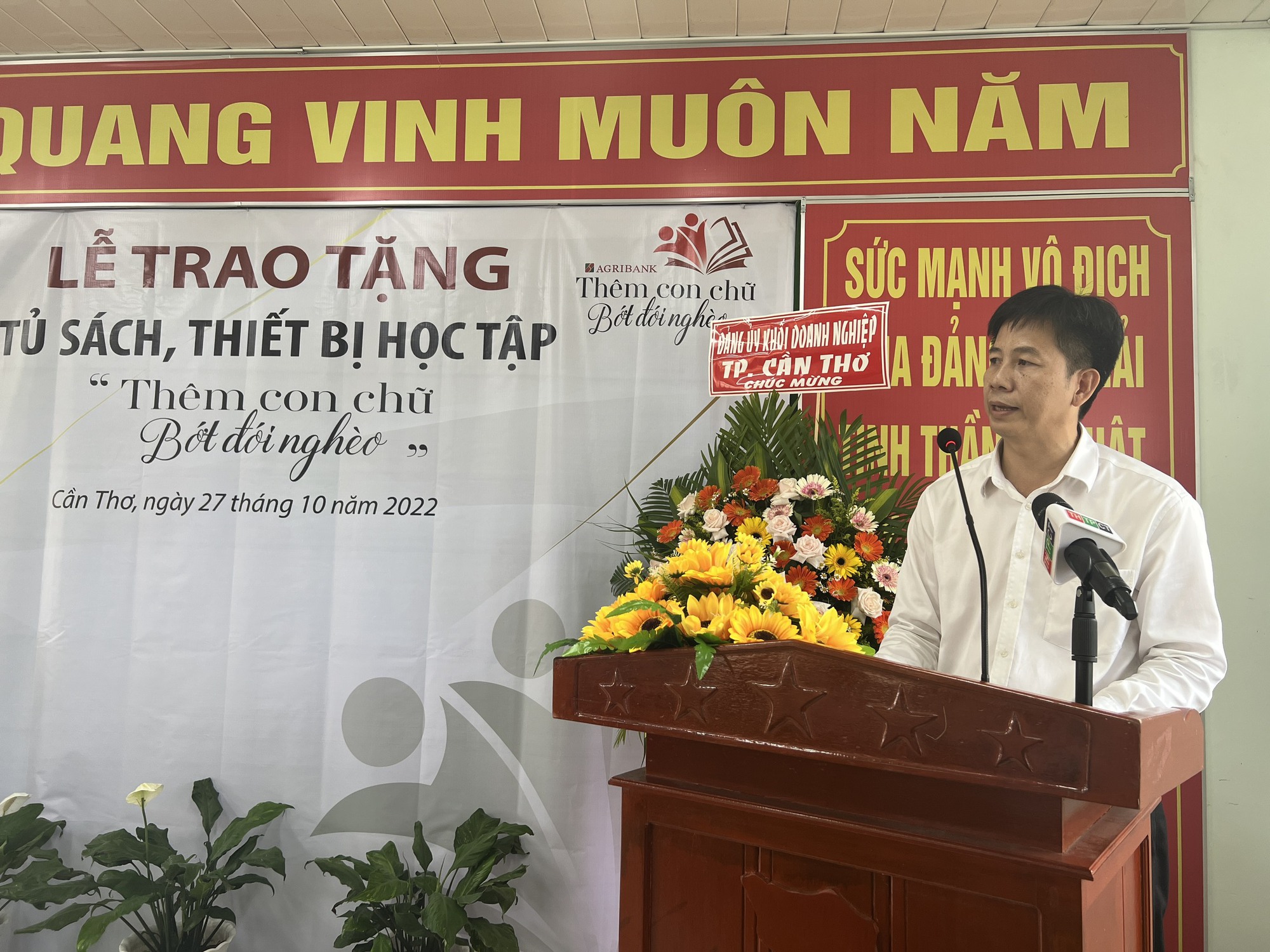 Agribank Chi nhánh Cần Thơ II trao tặng thiết bị học tập Thêm con chữ, bớt đói nghèo - Ảnh 1.