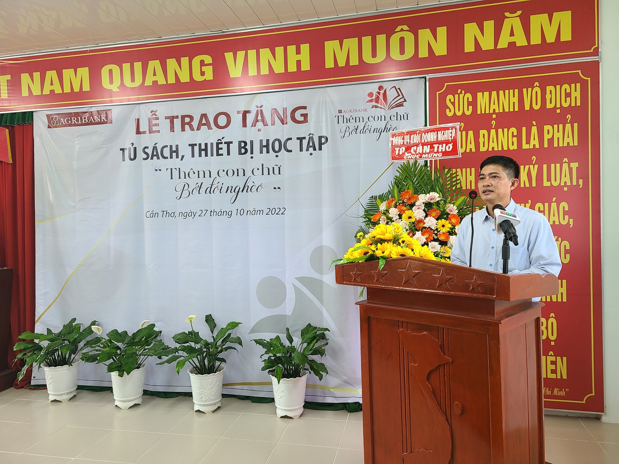 Agribank Chi nhánh Cần Thơ II trao tặng thiết bị học tập Thêm con chữ, bớt đói nghèo - Ảnh 4.