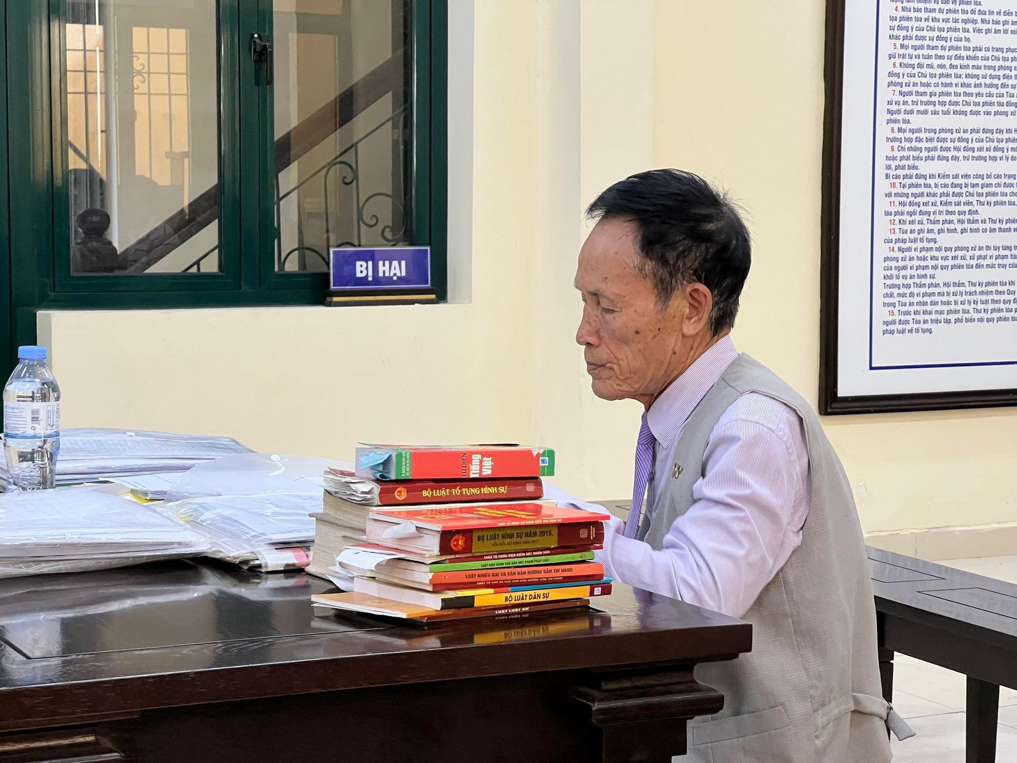 Bị cáo Hiệp "khùng" mang nhiều tài liệu, sách luật đến phiên toà