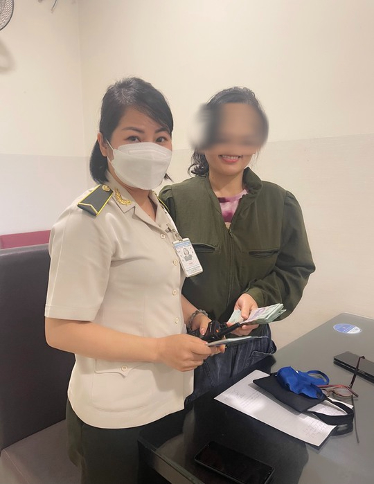 Cầm nhầm đồng hồ ở Nội B&agrave;i, bay v&agrave;o T&acirc;n Sơn Nhất vẫn kh&ocirc;ng tho&aacute;t - Ảnh 6.