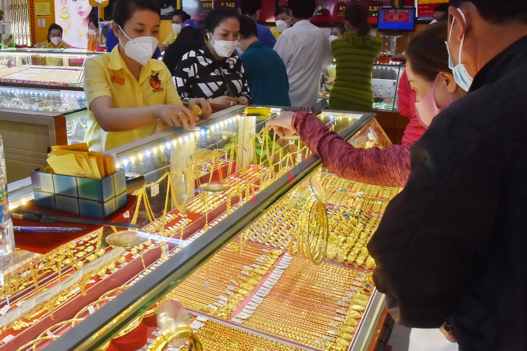 Giá vàng hôm nay 28-10: Vàng nhẫn và vàng SJC cùng lao dốc