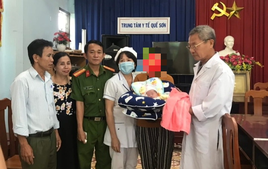 Bỏ rơi con kèm lời nhắn "17 tuổi, còn đi học": Người mẹ 22 tuổi nhận lại con