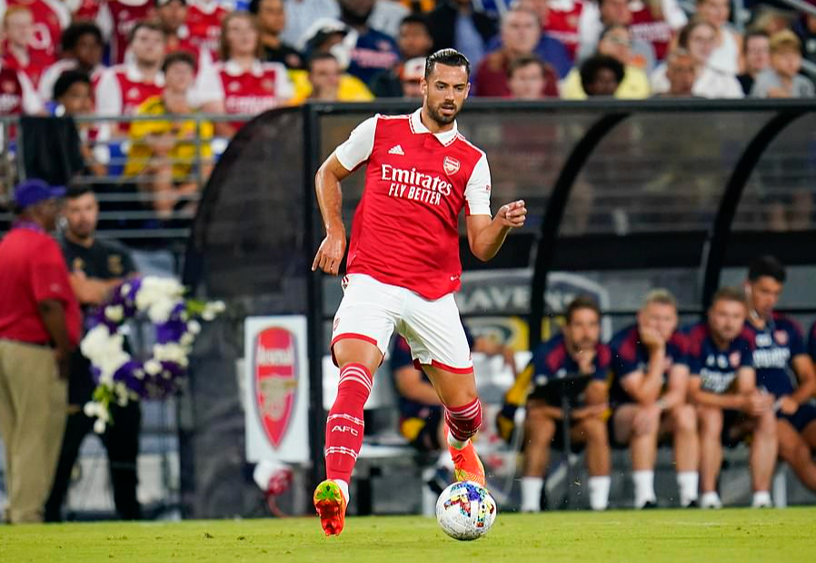 Cựu sao Arsenal bị đâm ở siêu thị, thành Milan kinh hoàng