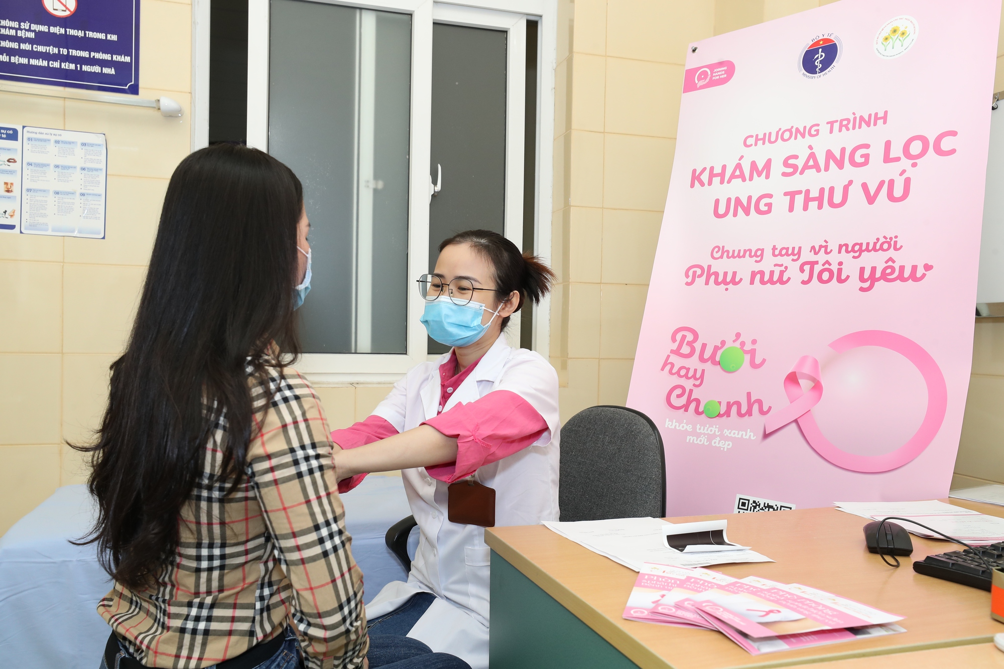Tại sao tuổi mắc ung thư v&uacute; ng&agrave;y c&agrave;ng trẻ? - Ảnh 1.