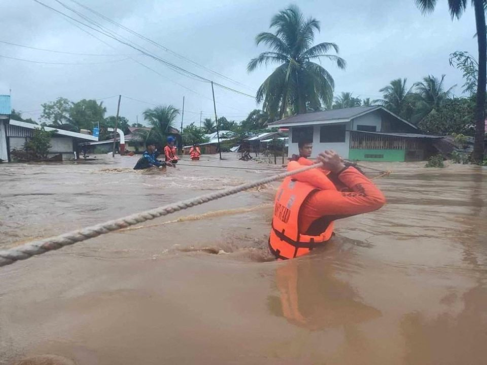 Philippines: B&atilde;o Nalgae chưa tới đ&atilde; khiến 42 người chết, h&agrave;ng chục người mất t&iacute;ch - Ảnh 2.