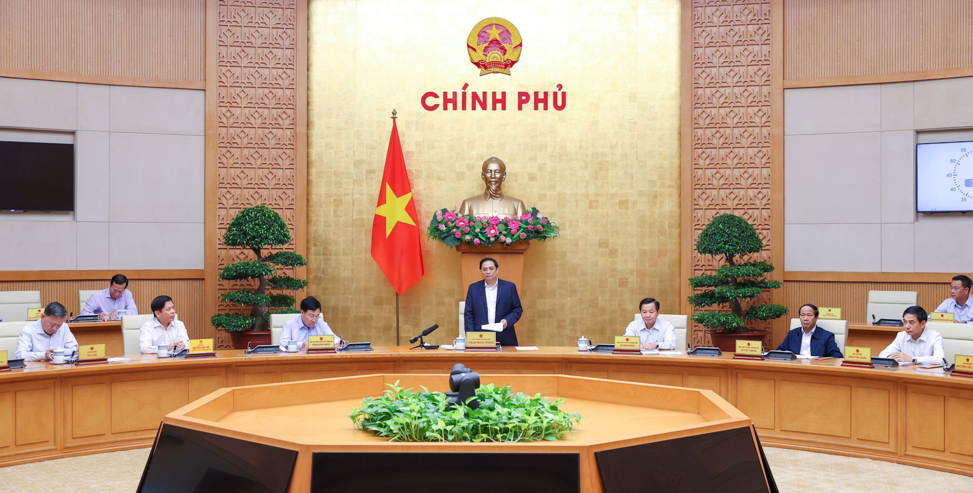 Ưu tiên ổn định kinh tế vĩ mô