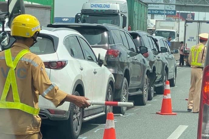 5 xe va chạm liên hoàn trên đường cao tốc TP HCM - Long Thành - Dầu Giây