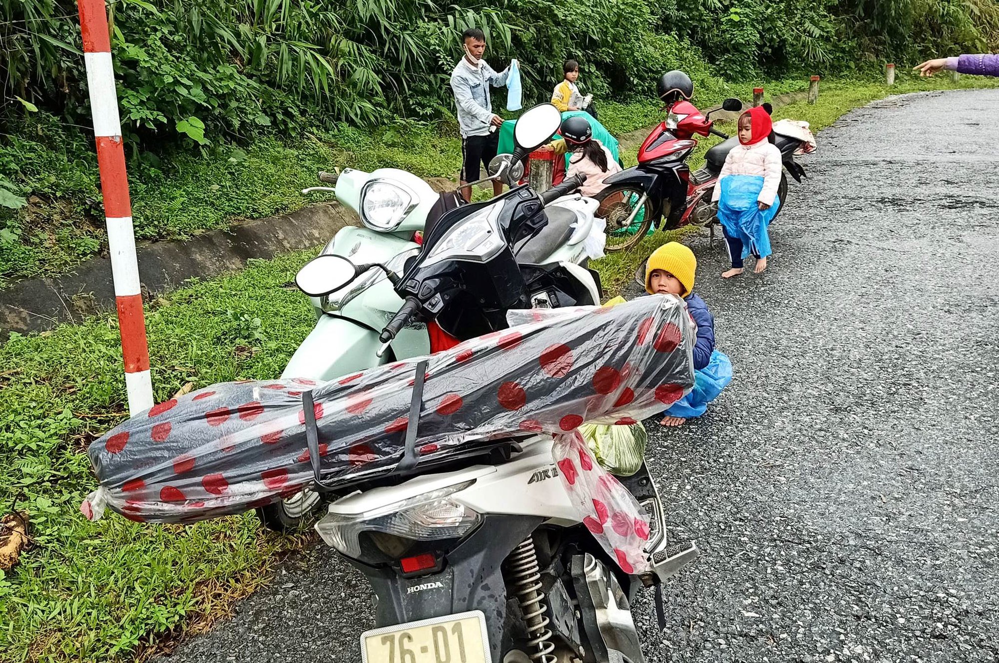 Người đi đường giúp một sản phụ vượt cạn ngay giữa đường - Ảnh 2.