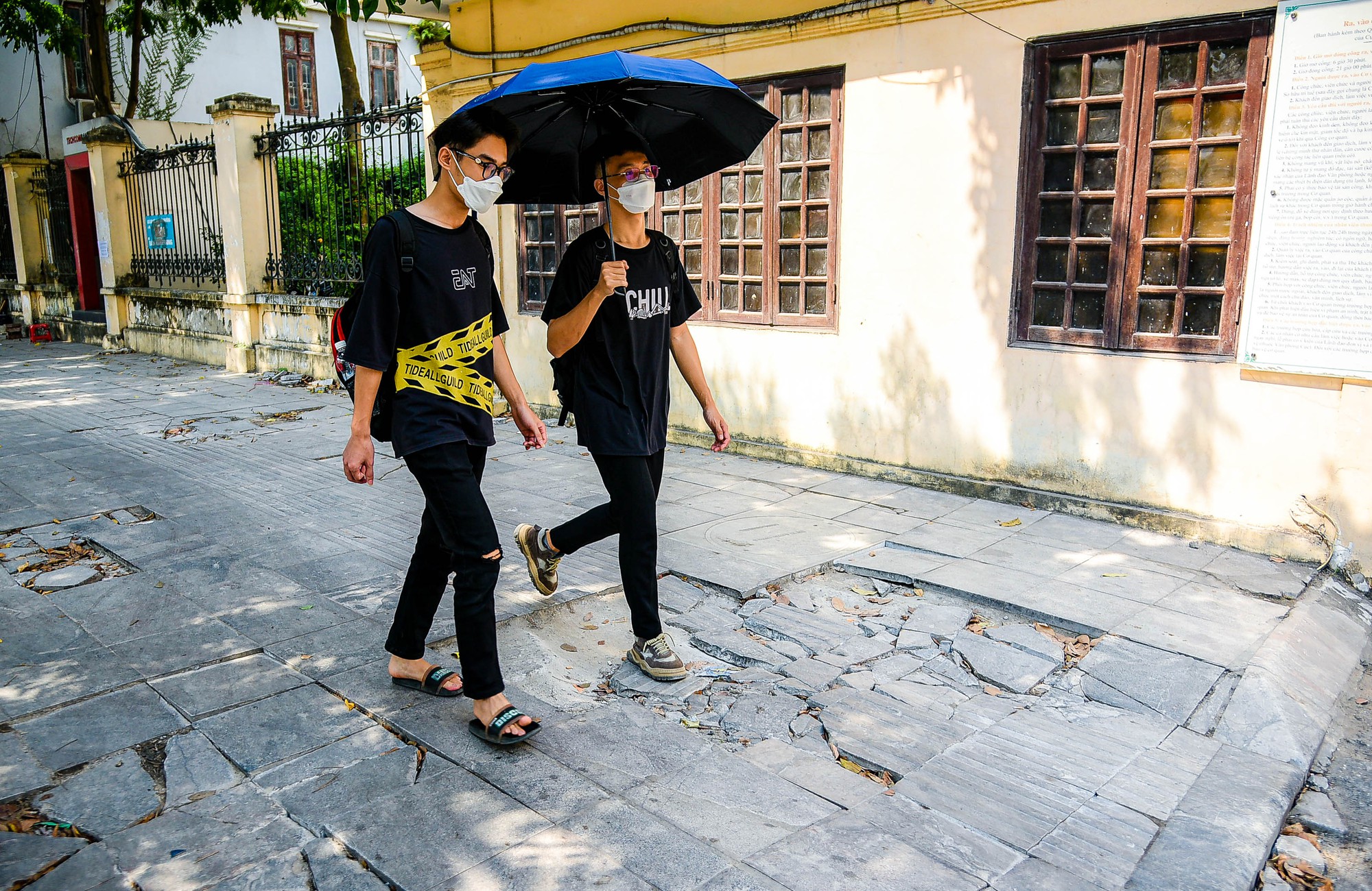 Đá lát vỉa hè "tuổi thọ 70 năm" vỡ nát sau thời gian ngắn sử dụng