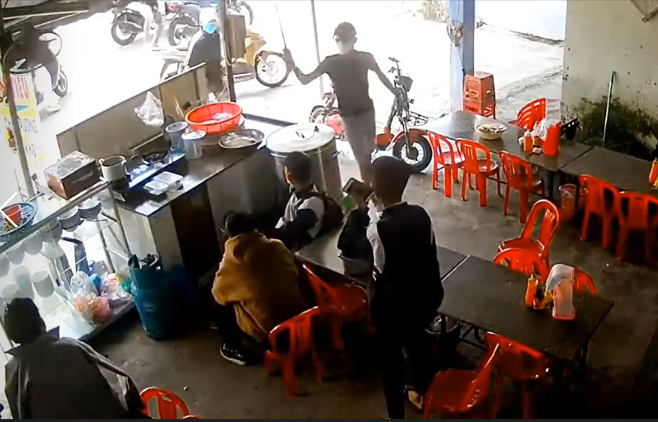 Dùng ống sắt, vỏ chai đánh học sinh dã man: Triệu tập 7 đối tượng
