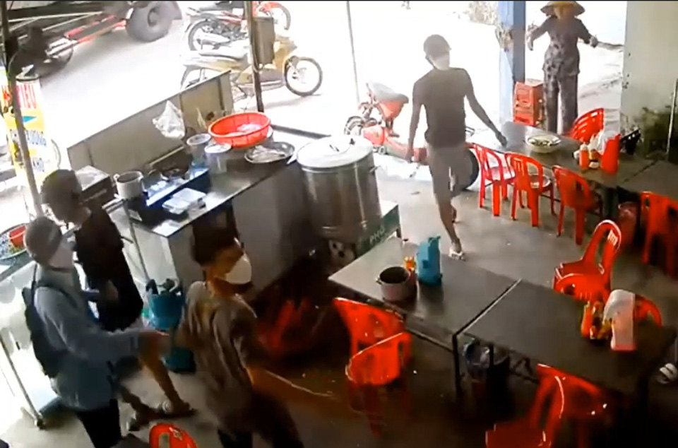 CLIP: Nhóm côn đồ dùng ống sắt, vỏ chai đánh học sinh dã man ở Quảng Nam