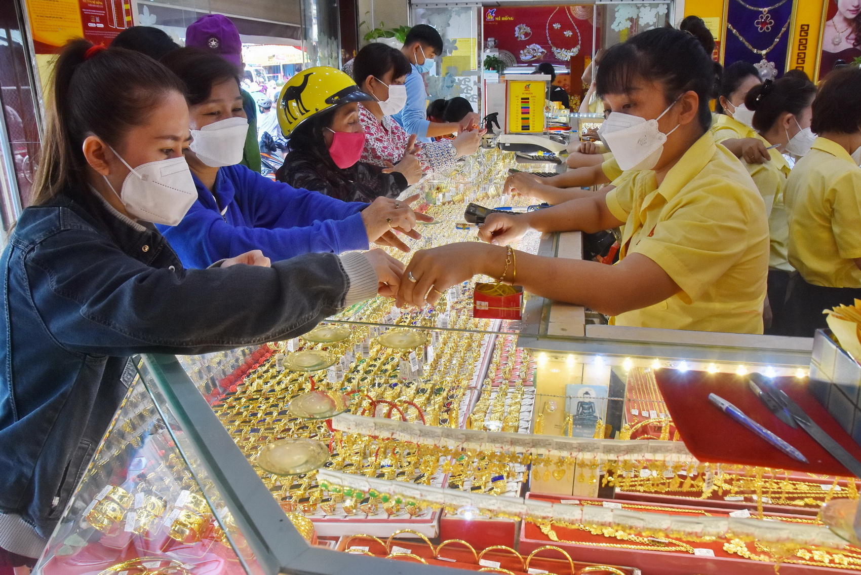 Giá vàng hôm nay 29-10: Tiền dồn vào chứng khoán quốc tế, vàng tiếp tục giảm