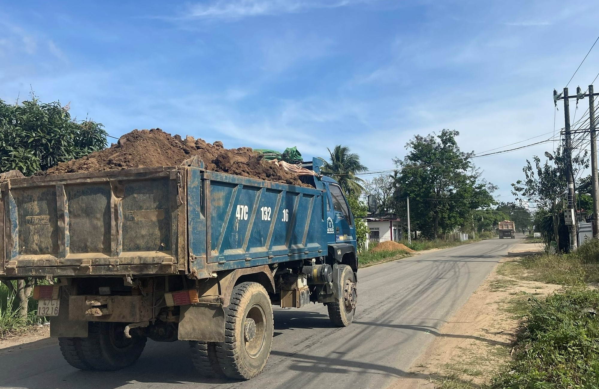Tuyến đường Tập đo&agrave;n Sơn Hải l&agrave;m gần 9 năm vẫn b&oacute;ng l&aacute;ng - Ảnh 2.