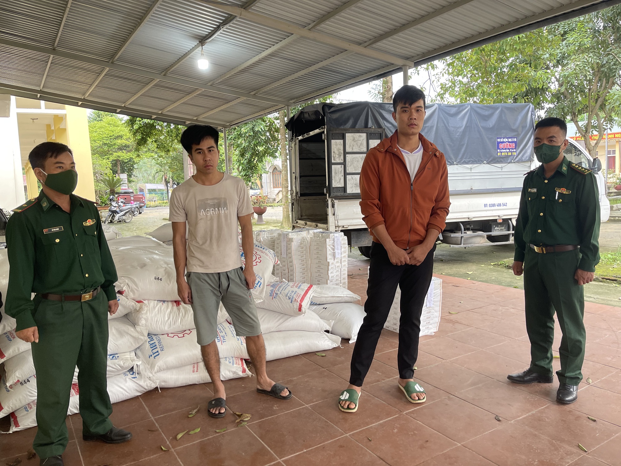 Truy đuổi xe tải chở hàng cấm lúc rạng sáng