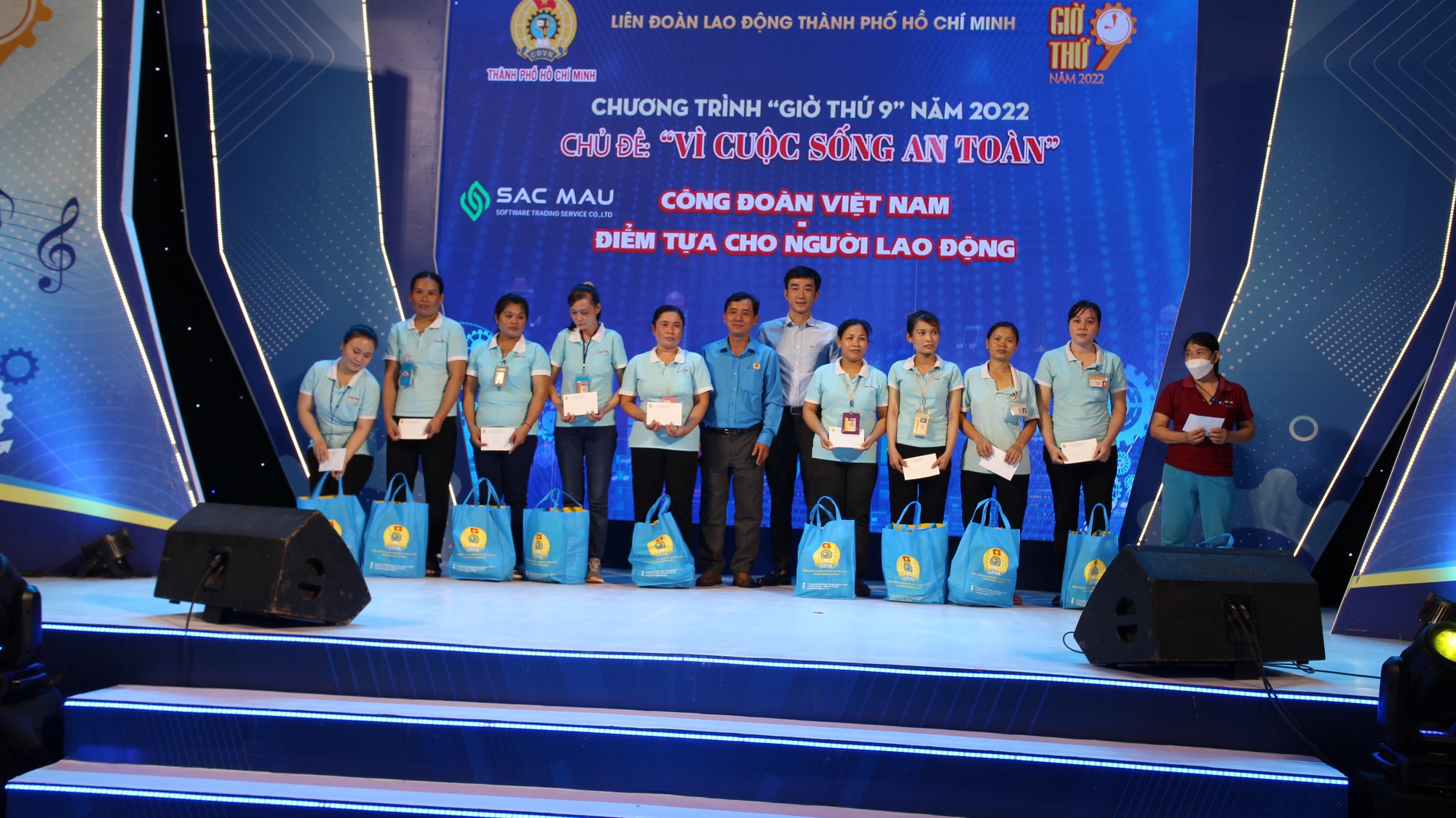 Công nhân vui chơi trong “Giờ thứ 9” - Ảnh 4.