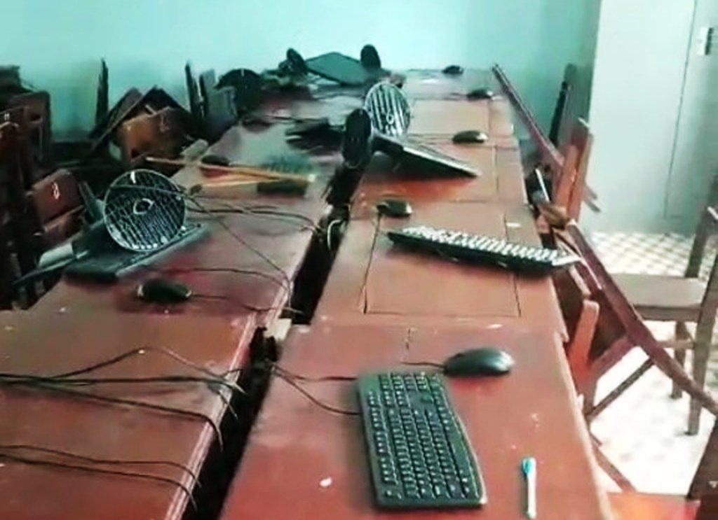 Nh&oacute;m học sinh đột nhập v&agrave;o trường ph&aacute; t&agrave;i sản, g&acirc;y thiệt hại h&agrave;ng trăm triệu đồng - Ảnh 2.