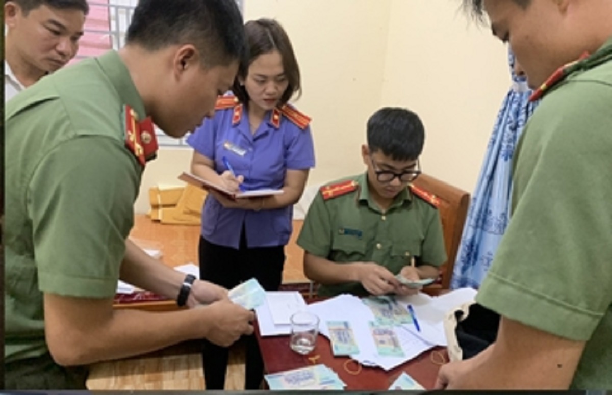 Hai vợ chồng ở TP HCM tàng trữ, tiêu thụ 3,5 tỉ đồng tiền giả
