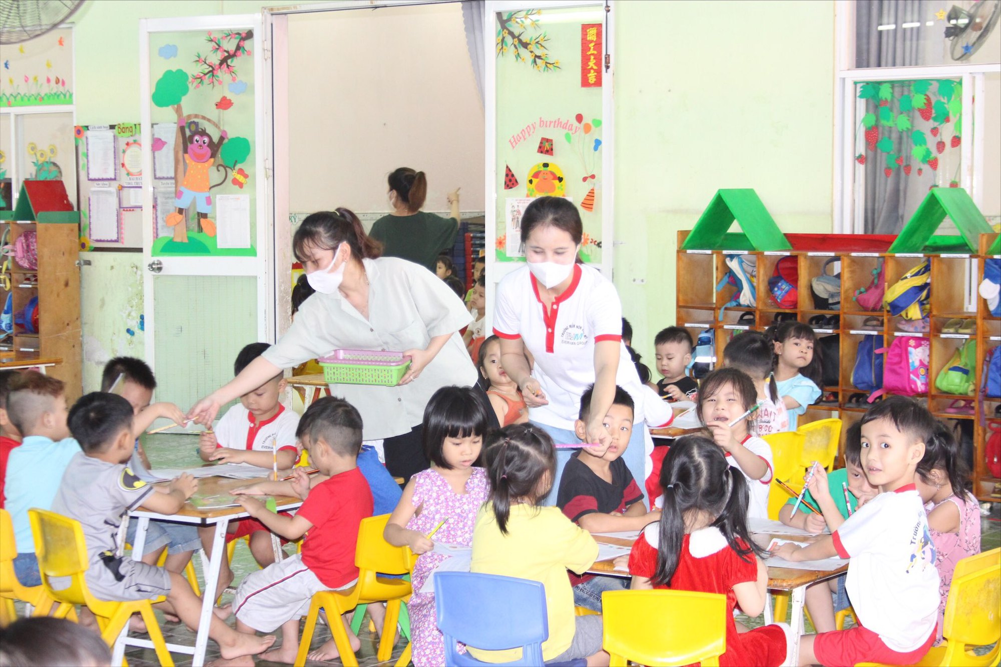 CHÍNH SÁCH HỖ TRỢ CON CÔNG NHÂN CÁC KCX-KCN: San sẻ khó khăn với công nhân