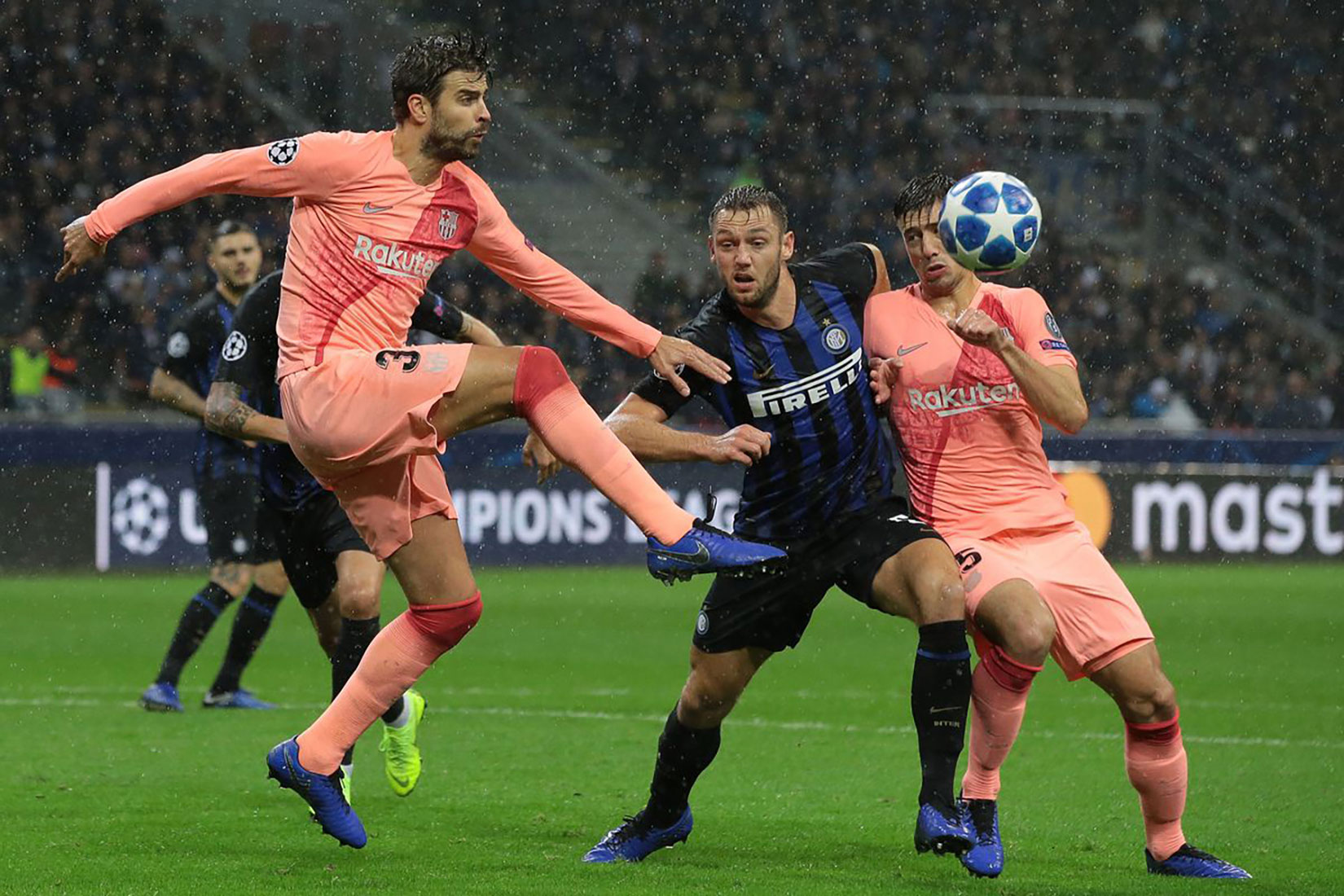 Inter Milan - Barcelona: Khách quyết lấn chủ
