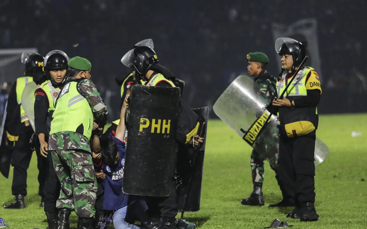 Lượng hơi cay mà cảnh sát Indonesia dùng trong vụ bạo loạn là quá nhiều (?!)