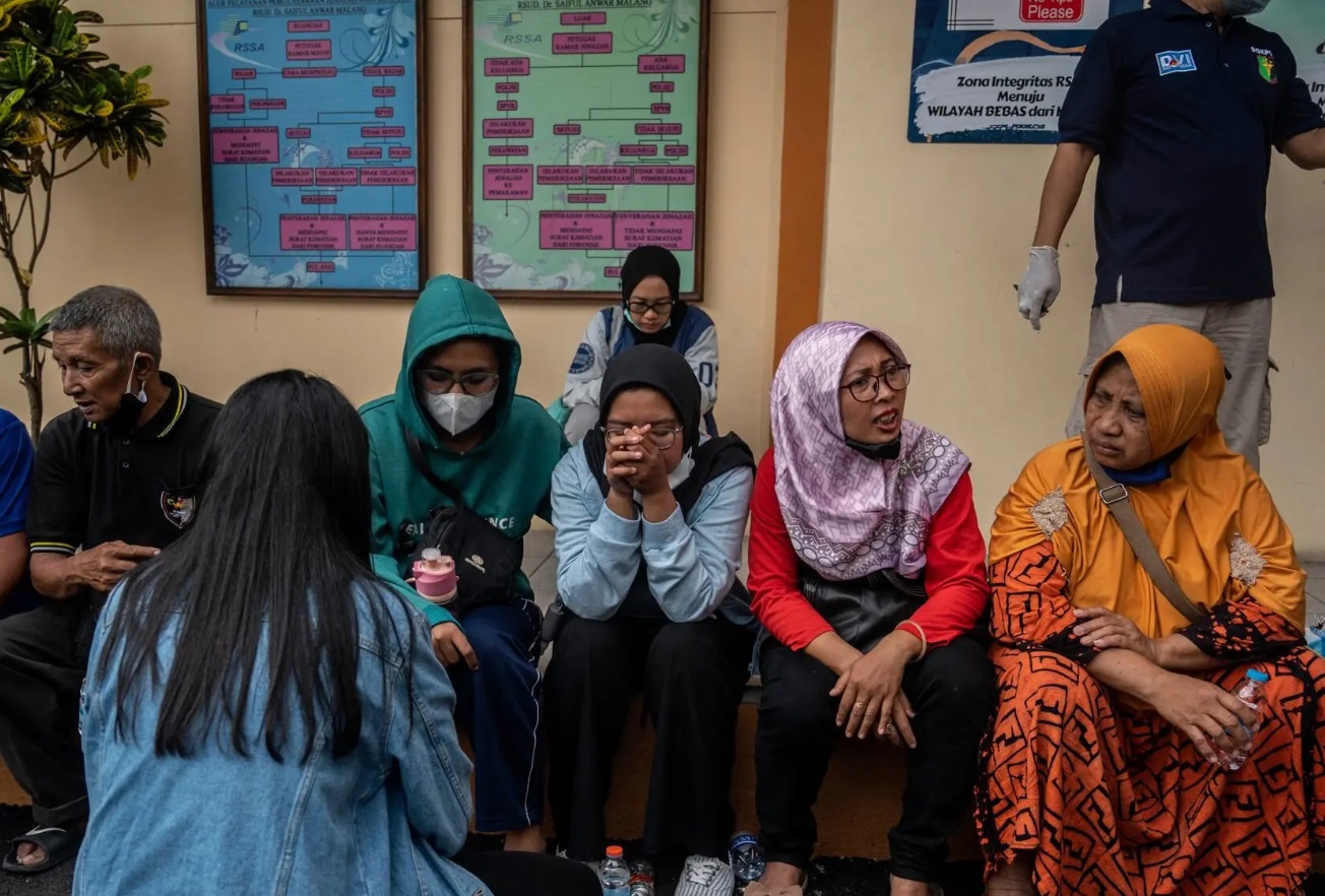 Lượng hơi cay m&agrave; cảnh s&aacute;t Indonesia d&ugrave;ng trong vụ bạo loạn l&agrave; qu&aacute; nhiều (?!) - Ảnh 2.