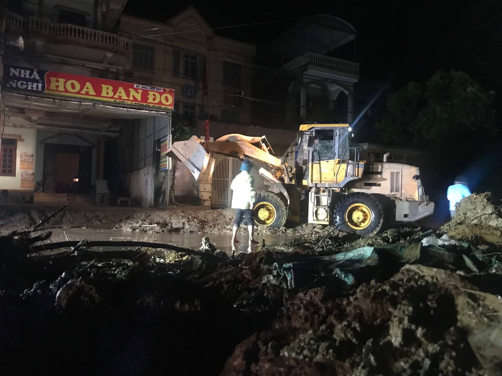Cận cảnh tan hoang sau nước lũ kinh hoàng quét qua - Ảnh 10.