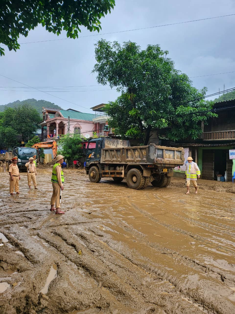 Cận cảnh tan hoang sau nước lũ kinh hoàng quét qua - Ảnh 12.